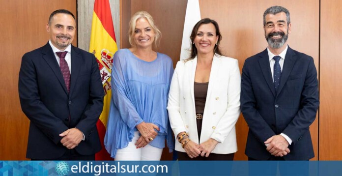 La consejera de Sanidad, Esther Monzón, junto a Adasat Goya, Diana Morá y Rafael Martín durante el acto de toma de posesión celebrado en la sede de la Consejería en Santa Cruz de Tenerife