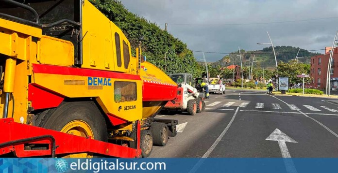 Trabajos de reasfaltado en la rotonda de San Benito