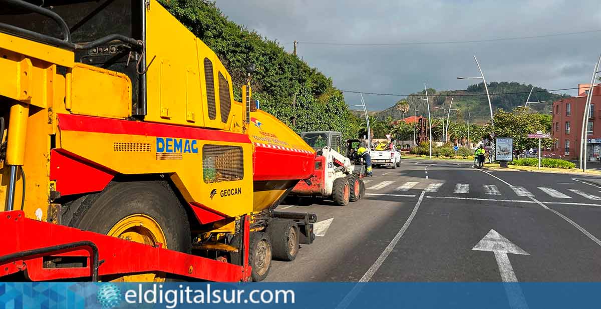 Trabajos de reasfaltado en la rotonda de San Benito