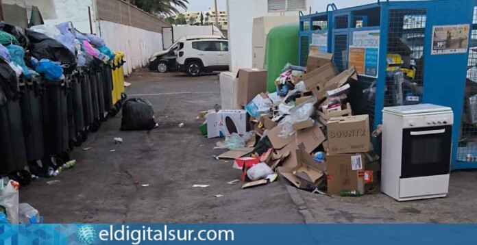 Basura acumulada junto a contenedores