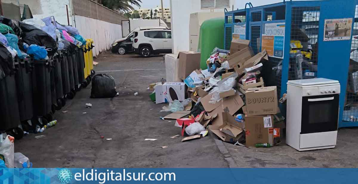 Basura acumulada junto a contenedores