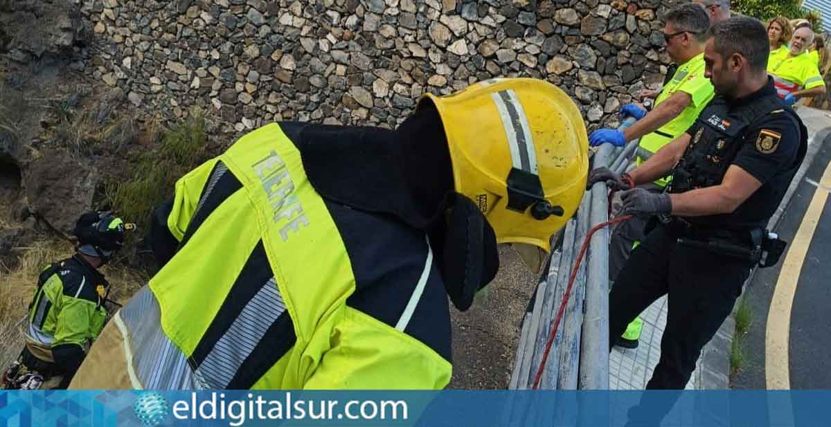 Efectivos del Consorcio de Bomberos de Tenerife rescatan al hombre de 54 años tras caer por un barranco en la calle Rubens Marichal López
