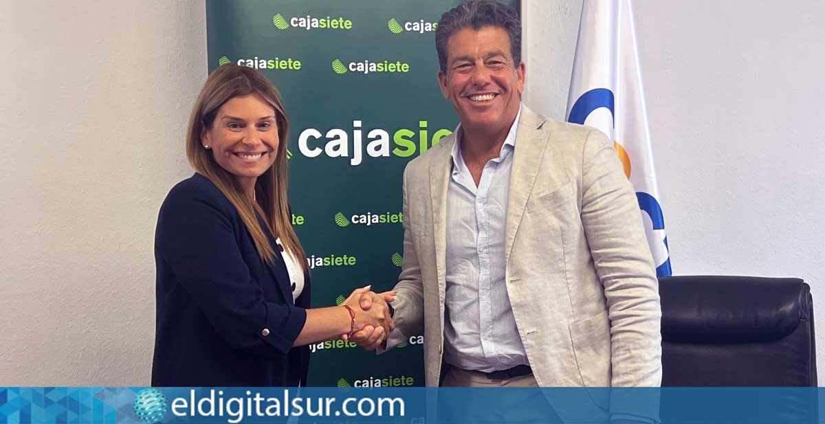 Javier Cabrera, presidente del CEST, y Concepción Esther Clemente Bello, directora de zona sur de Cajasiete, durante la firma del convenio