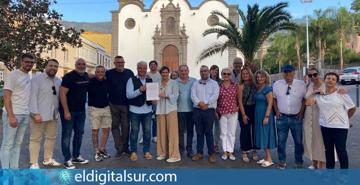 concejales y dirigentes del PP, y el edil de NC, tras presentar la moción de censura