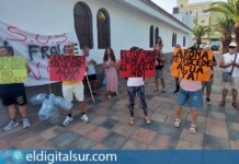Carteles y pancartas de los vecinos reclamando atención inmediata