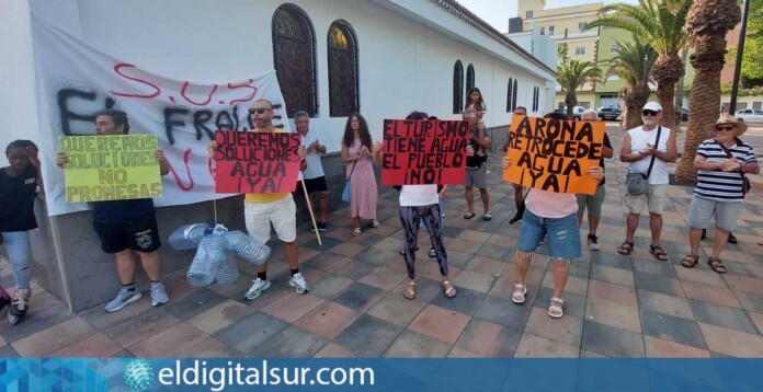 Carteles y pancartas de los vecinos reclamando atención inmediata