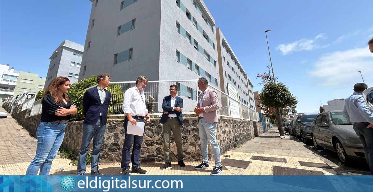 El consejero Pablo Rodríguez junto a representantes del Instituto Canario de la Vivienda y Visocan durante la visita al edificio rehabilitado en Santa Cruz