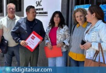 Integrantes del PSOE de Arona, en una imagen de archivo, el día que presentaron las más de mil firmas