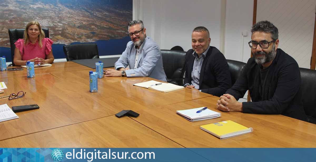 Autoridades de Granadilla de Abona y representantes de Gesplan durante la reunión