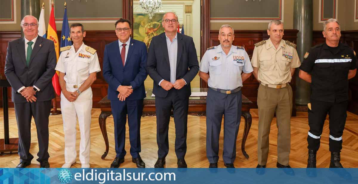 De izquierda a derecha: Fernando Figuereo, director general de Emergencias del Gobierno de Canarias; Manuel Miranda; Anselmo Pestana; Francisco Javier Fernández; Santiago de Colsa; Ignacio José Boudet; y el comandante jefe de la Unidad de Intervención en Emergencias en Canarias de la Unidad Militar de Emergencias (UME), Enrique Gregory