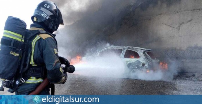 Bomberos del parque de Güímar sofocan el incendio de un vehículo en el camino Auxiliar, en Fasnia
