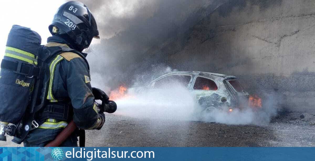 Bomberos del parque de Güímar sofocan el incendio de un vehículo en el camino Auxiliar, en Fasnia