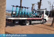 Camión cargando patinetes eléctricos retirados de la vía pública