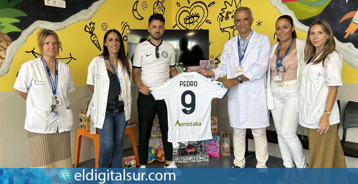 El director de la Fundación junto a parte de la Gerencia del complejo hospitalario