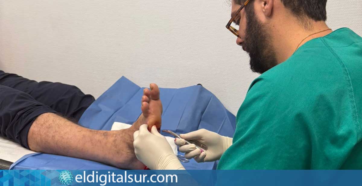 El Dr. Agustín Medina Falcón atendiendo a un paciente