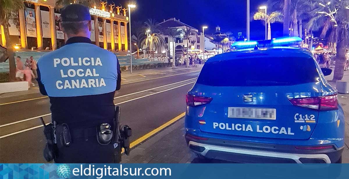 Patrulla de la Policía Local de Arona durante sus labores de vigilancia en la vía pública