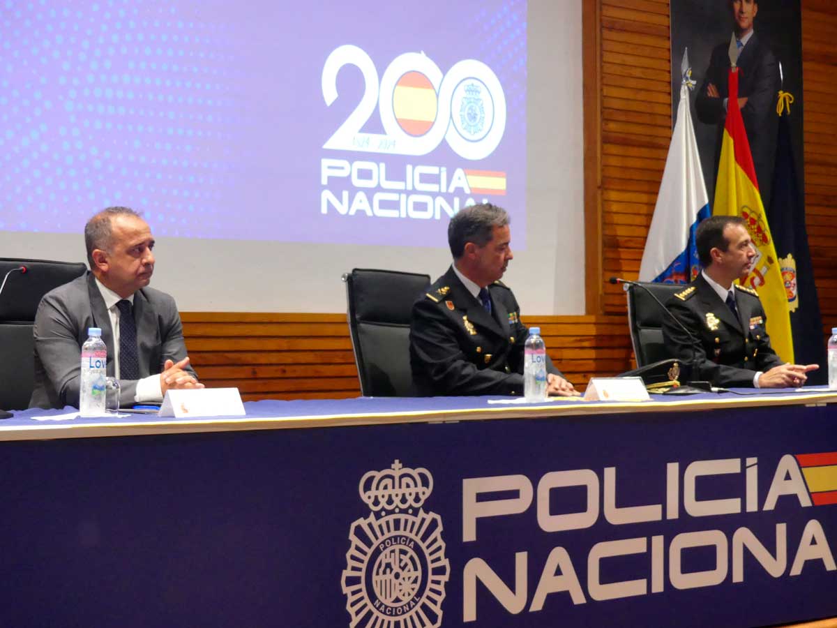 Acto de homenaje en la Comisaría Provincial de Santa Cruz de Tenerife a policías nacionales y familiares víctimas de atentados terroristas