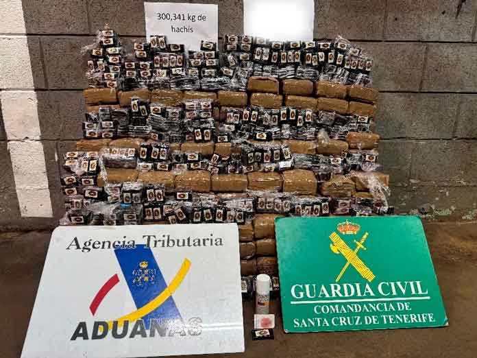 Imagen de la droga incautada, un total de 300 kilogramos de hachís, escondida en el vehículo interceptado