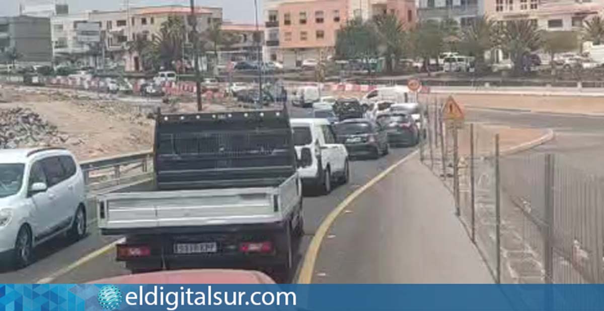 Largas colas de vehículos en la TF-65 debido al nuevo ceda el paso
