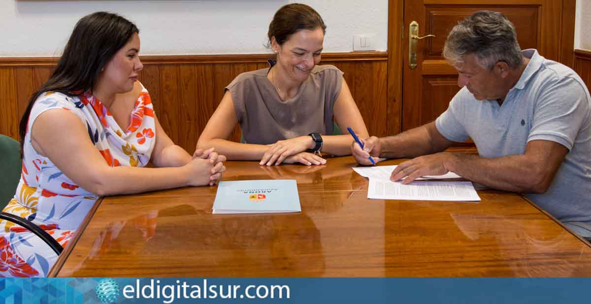 Firma del convenio entre el Ayuntamiento de Arona, representado por Fátima Lemes y Melania Santos, y la Asociación de Armadores de Pesca Profesional Artesanal ‘San Casiano’ de Las Galletas