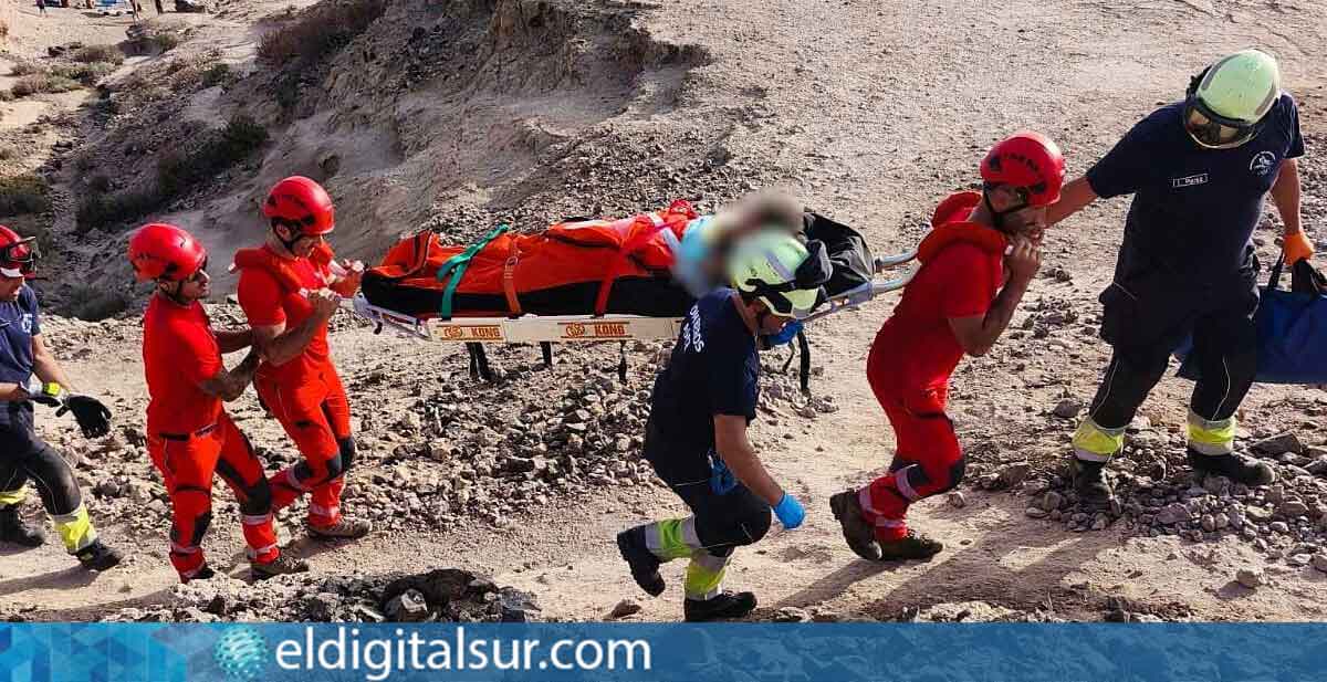 Rescatan y trasladan a una persona herida en la playa de Diego Hernández