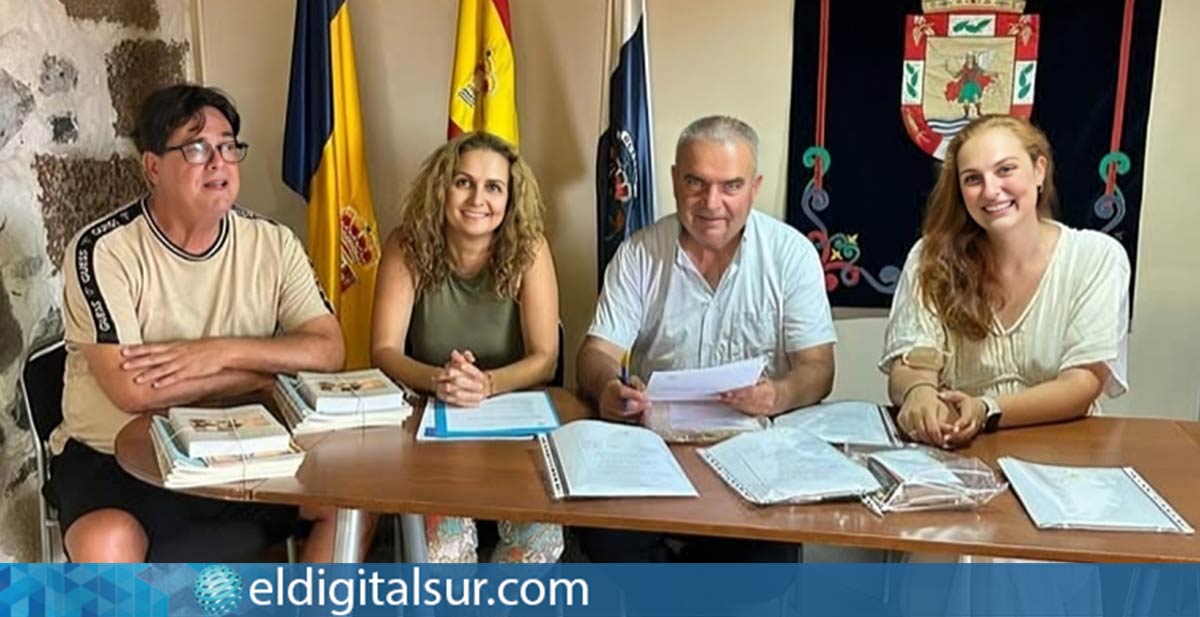 El alcalde Arturo González y la concejala Pilar Méndez reciben la colección histórica de Juan Bethencourt Alfonso