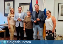Antonio Ortega y José Téllez durante la cesión del local a Solidaridad Venezuela en Añaza