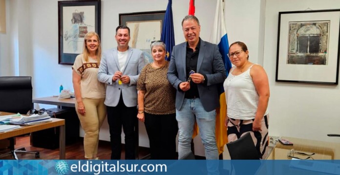 Antonio Ortega y José Téllez durante la cesión del local a Solidaridad Venezuela en Añaza