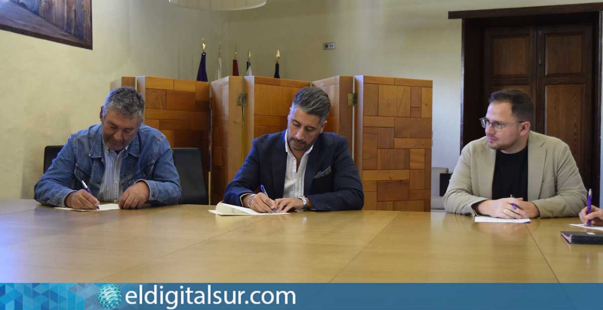 Firma del convenio entre el alcalde de La Laguna, Luis Yeray Gutiérrez, y el presidente de la Asociación Corazones de Tejina, Miguel López, acompañados por el concejal de Cultura, Adrián del Castillo
