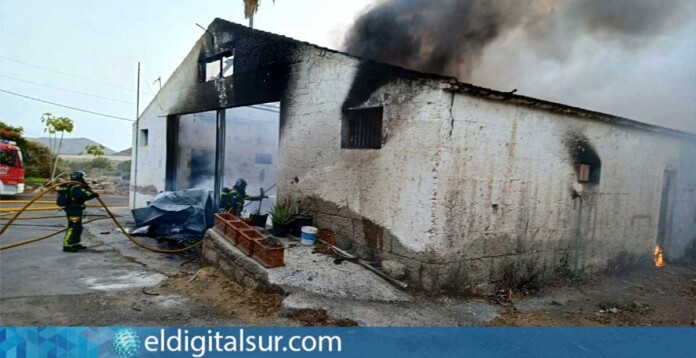 Incendio controlado en una nave de mantenimiento de palos de golf en Guaza, Arona