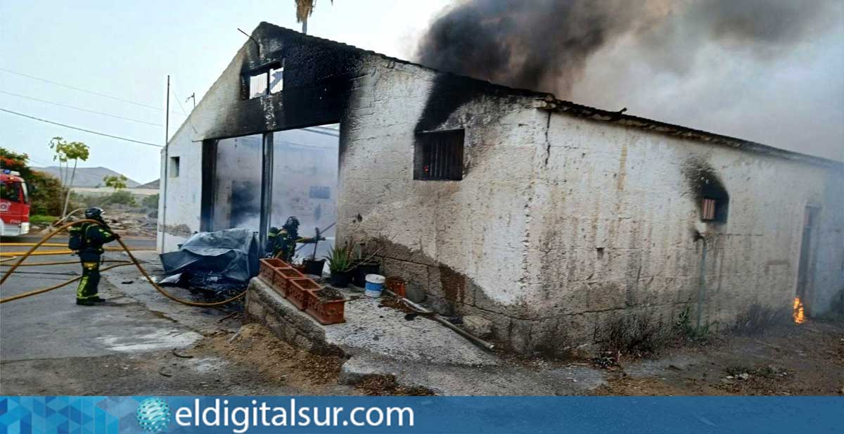 Incendio controlado en una nave de mantenimiento de palos de golf en Guaza, Arona