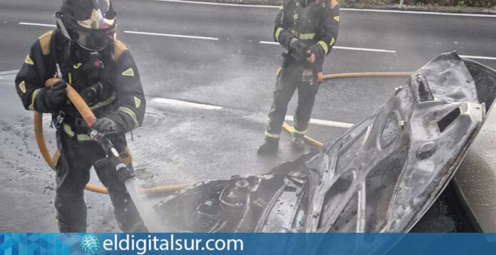 Incendio de un vehículo en Icod de los Vinos / Bomberos de Tenerife