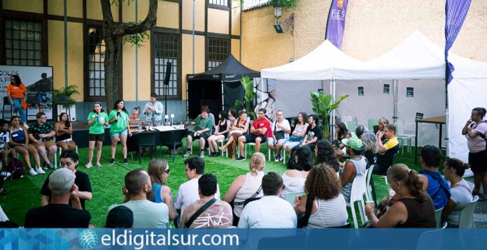 La plaza Hermano Ramón acogió a cerca de 200 personas en el ‘Miércoles con café’