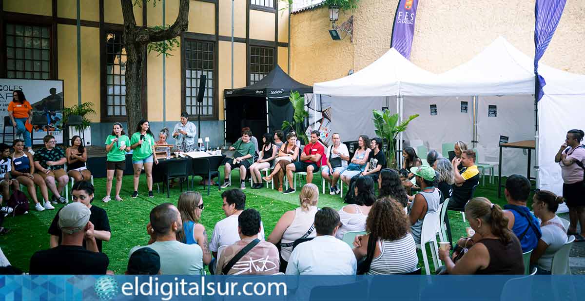 La plaza Hermano Ramón acogió a cerca de 200 personas en el ‘Miércoles con café’