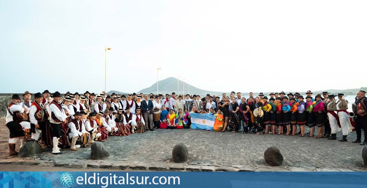 Foto de grupo de la Muestra Folclórica de los Pueblos 2025