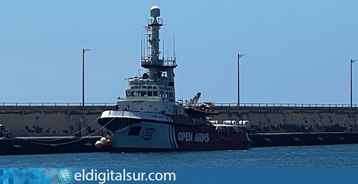 El barco de la ONG Open Arms atracado en el puerto de Santa Cruz de Tenerife