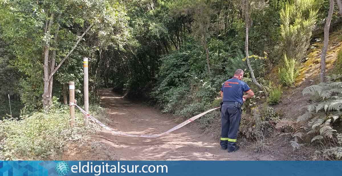 Debido al riesgo de incendio forestal, queda prohibido transitar por el monte