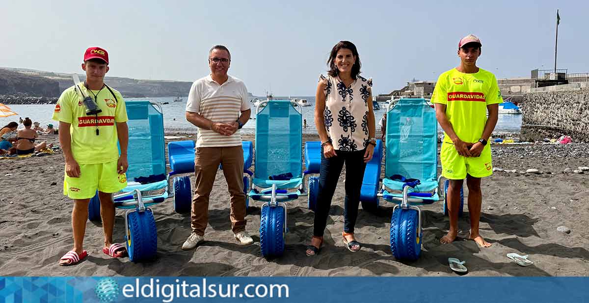 La alcaldesa Ana Dorta presenta las nuevas sillas anfibias en Playa San Juan