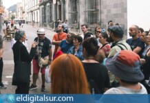 Turistas recorren las calles del centro histórico de La Laguna