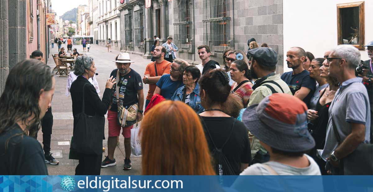 Turistas recorren las calles del centro histórico de La Laguna