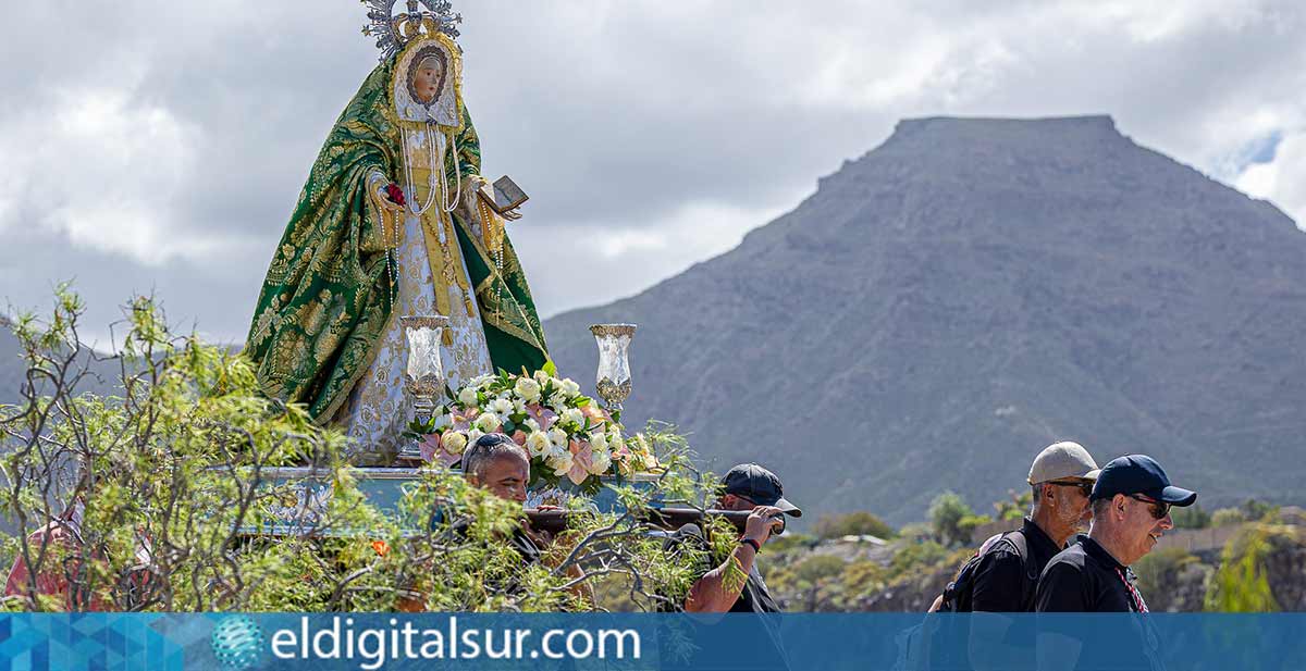 La Virgen de la Encarnación durante la procesión lustral en Adeje, acompañada por vecinos y colectivos