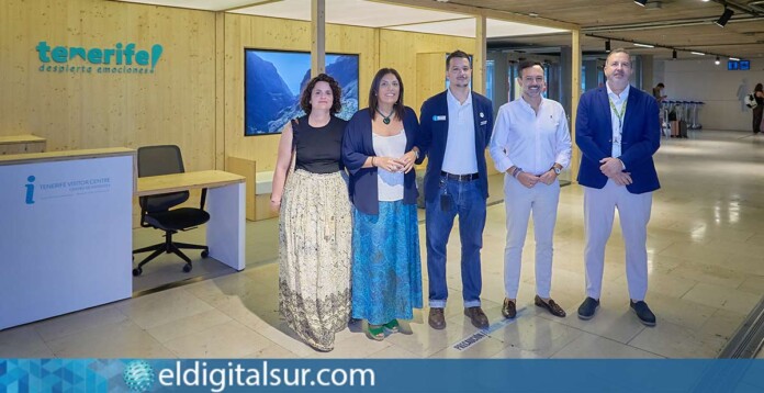 Lope Afonso y Dimple Melwani en la oficina de información turística del Aeropuerto del Norte
