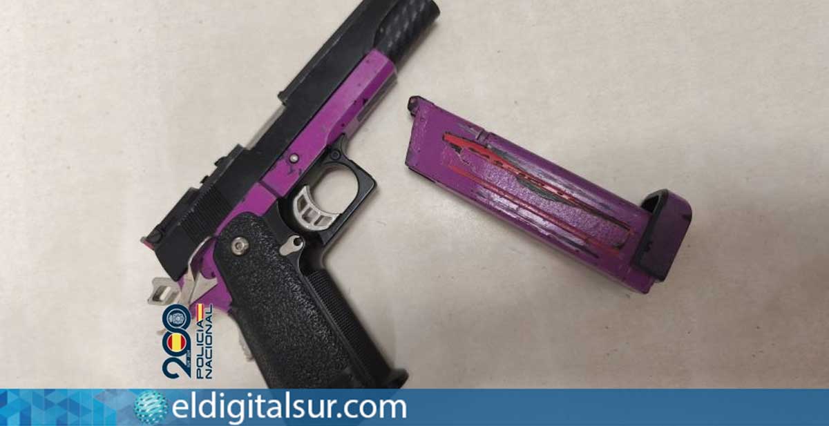 Pistola simulada utilizada por el detenido durante el incidente en el gimnasio de Santa Cruz de Tenerife
