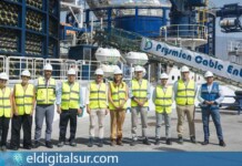 Autoridades locales y representantes políticos en el puerto de Granadilla recibiendo la llegada del buque Cable Enterprise, encargado de completar la conexión eléctrica entre Tenerife y La Gomera
