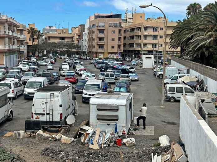 Representantes del PSOE de Arona denuncian la ocupación de espacios públicos por caravanas y autocaravanas sin control