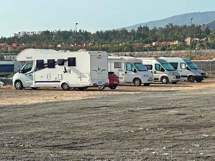 Representantes del PSOE de Arona denuncian la ocupación de espacios públicos por caravanas y autocaravanas sin control