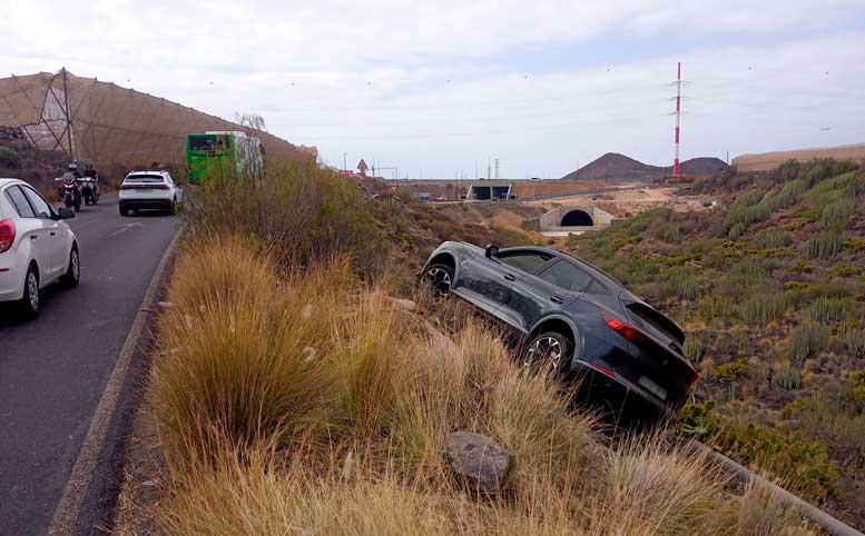Coche que terminó fuera de la calzada, detenido por una tubería antes de precipitarse al barranco