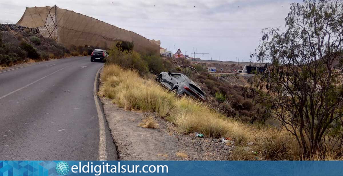 Un vehículo que se salió de la vía quedó sostenido por una tubería, evitando que cayera al barranco en la carretera entre la rotonda de Oroteanda y el Llano del Camello