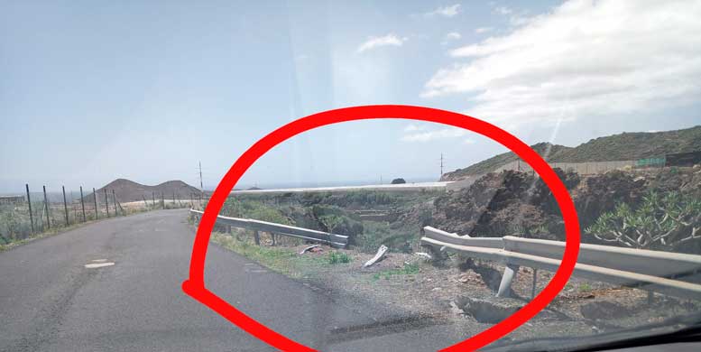 Tramo de la carretera con defensa metálica, dañada tras la salida de un vehículo de la vía