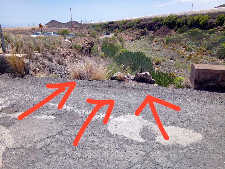 Tramo de la carretera sin defensa lateral, con riesgo de caída hacia el barranco adyacente